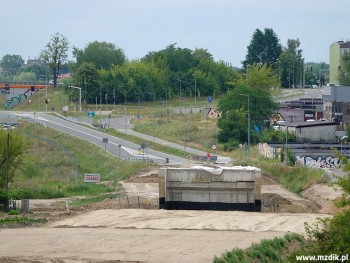 Widok na budowę z wiaduktu na Żółkiewskiego.