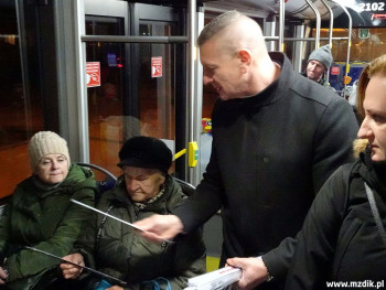 Odblaski wręczał też zastępca dyrektora MZDiK.