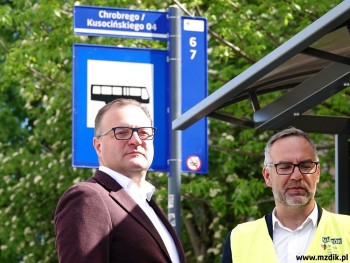 Prezydent miasta w pobliżu nowego przystanku.