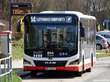 Numer taborowy (804) widać pod przednią szybą.