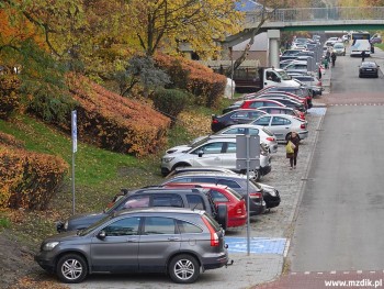 Zatoki parkingowe wzdłuż przebudowanej jezdni.