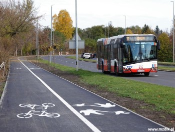 Ciąg jest po zachodniej stronie ruchliwej jezdni.