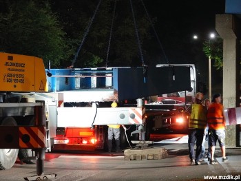 Element kładki prawie gotowy do wywiezienia.