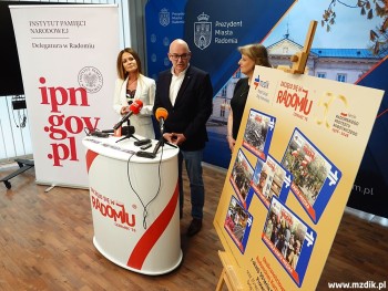 Dyrektor MZDiK Piotr Szałas prezentował karty.