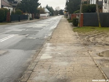 Chodnik przy ulicy Wośnickiej w pobliżu bloków.