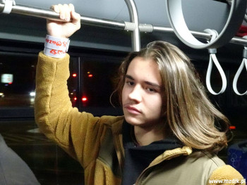 Młodzież już w autobusie świeciła przykładem.