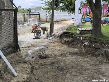 Budowa zajęła część placu administracji osiedla.