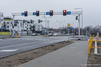 Dodatkowy pas do skrętu w prawo w Dębową.