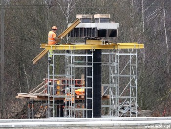 Prace przy filarze po wschodniej stronie torów.