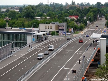 Nowy wiadukt tuż po otwarciu go dla pojazdów.