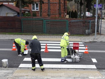 Malowanie nowego oznakowania poziomego.