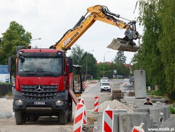 Wyładunek betonowych elementów kanalizacji.