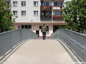Przeprawa ma łagodny spadek w stronę bloku.