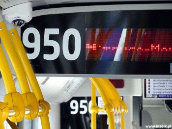 Duży numer taborowy (950) wewnątrz autobusu.