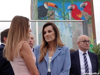 Uroczystość była tuż przy wieżowcu z muralem.