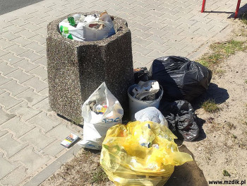 Śmieci wyrzucone obok przystanku przy Wiejskiej.