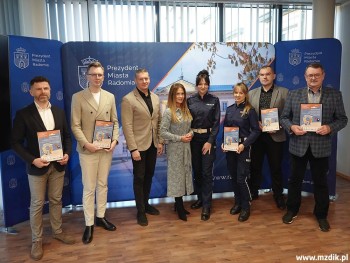 Pamiątkowe zdjęcie uczestników uroczystości.