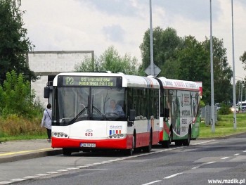 Rezerwowy Solaris na linii P2 podczas Air Show.