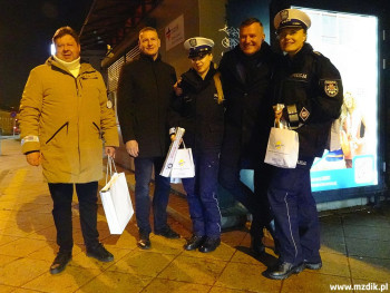 Organizatorzy w oczekiwaniu na kolejny pojazd.