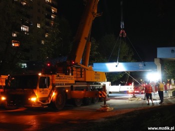 Opuszczanie głównego przęsła na ciężarówkę.