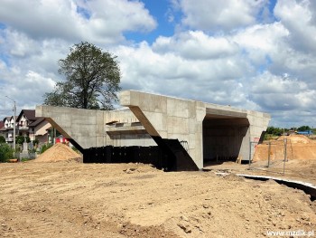 Betonowa konstrukcja nad ulicą już jest gotowa.