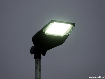 Latarnia doświetlająca przejście dla pieszych.