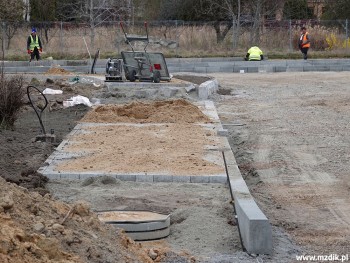 Prace brukarskie dookoła nowego skrzyżowania.