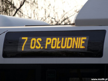 Boczny wyświetlacz autobusu na linii miejskiej 7.