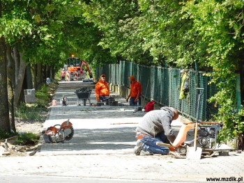 Remont chodnika obok szkoły przy Sobieskiego.