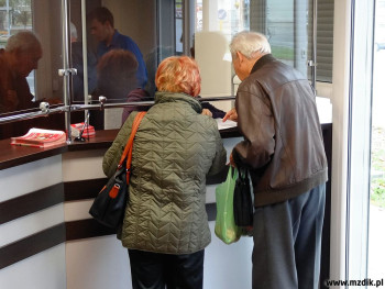 Klienci firmowego punktu biletowego MZDiK.