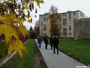 Nowy chodnik przy dawnej szkole na Borkach.