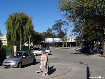 Plac przed szkołą podstawową przy ulicy Miłej.
