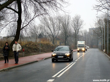 Ulica Dębowa za cmentarzem rzymskokatolickim.