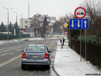 Poszerzona ulica Wjazdowa obok zajezdni MPK.