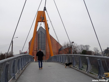 Podwieszana kładka nad ulicą Szarych Szeregów.