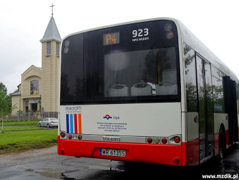 Autobus na pętli obok kościoła na Halinowie.