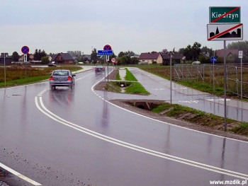 Droga okrążająca teren radomskiego lotniska.