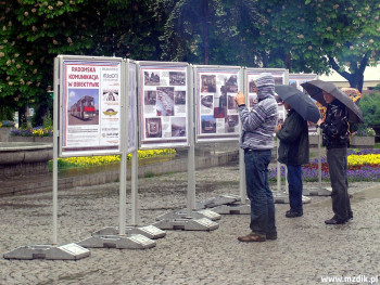 Plenerowa wystawa zdjęć komunikacji miejskiej.