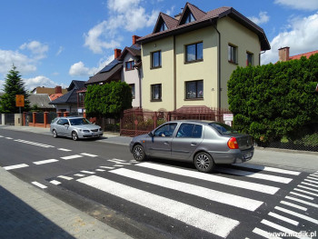Wyniesione przejście dla pieszych na ulicy Białej.