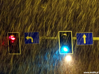 Sygnalizatory świetlne w trakcie opadów śniegu.