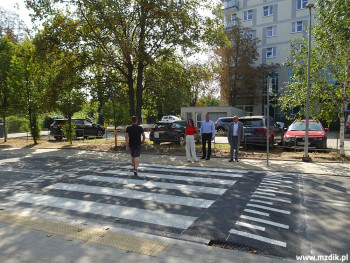 Wyniesione przejście dla pieszych na Kolberga.