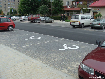 Ulica Daszyńskiego wraz z zatokami postojowymi.