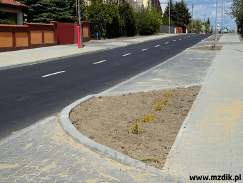 Zatoka parkigowa obok firm przy Małęczyńskiej.