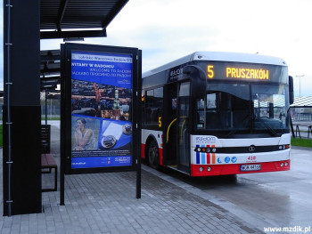 Autobus linii 5 na przystanku przed lotniskiem.