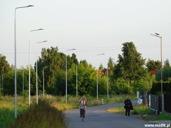 Oświetlenie uliczne wzdłuż całej ulicy Tęczowej.