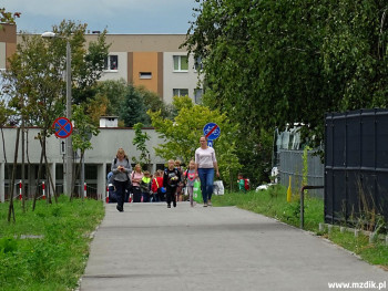 Ciąg pieszo-rowerowy wzdłuż ulicy Piastowskiej.