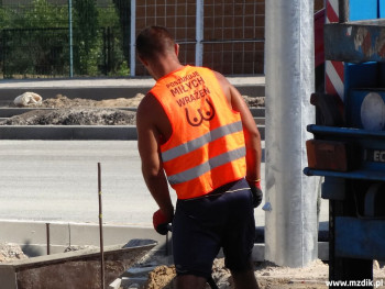 Nietypowy kadr z budowy ulicy Młodzianowskiej.