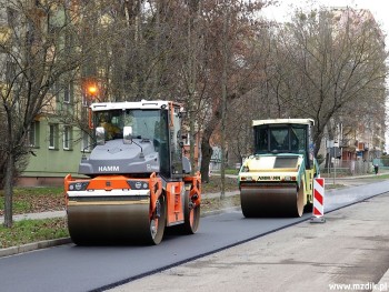 Wymiana nawierzchni jezdni na ulicy Szklanej.