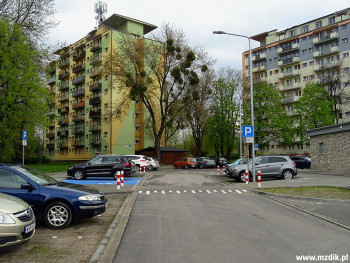 Parkingi wzdłuż ulicy Bema na osiedlu XV-lecia.