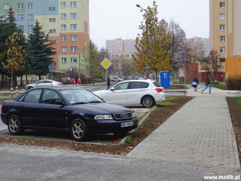 Chodnik przy Rapackiego na osiedlu Akademickim.